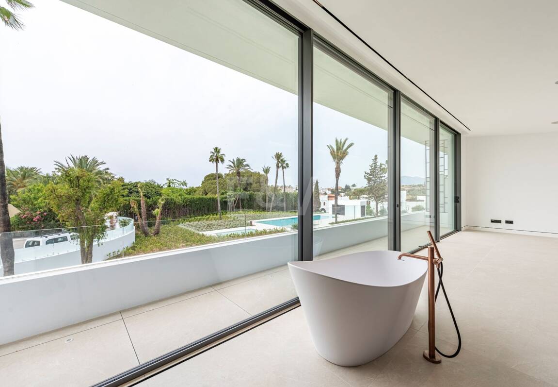 Exclusive high-end semi-detached villa in Atalaya de Río Verde - Nueva Andalucia