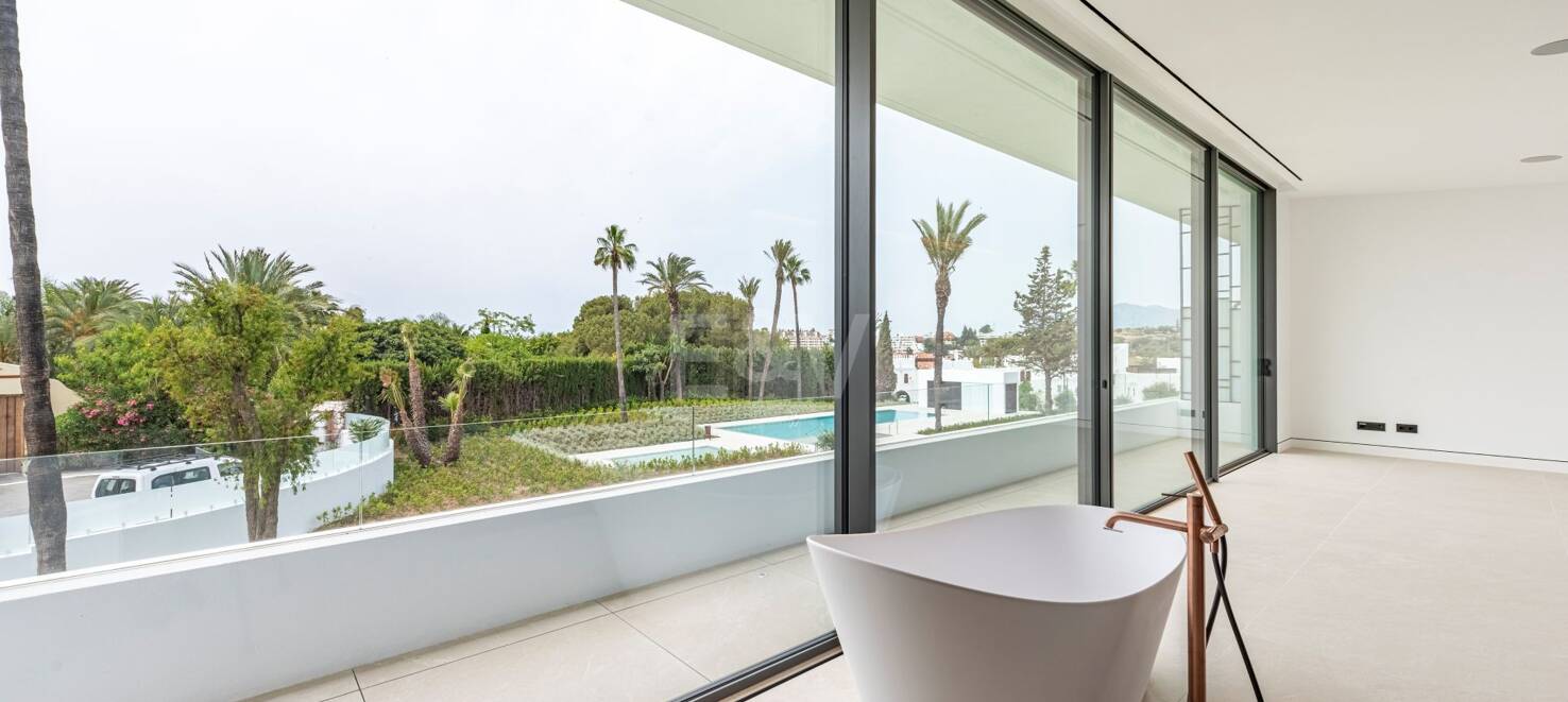 Exclusive high-end semi-detached villa in Atalaya de Río Verde - Nueva Andalucia