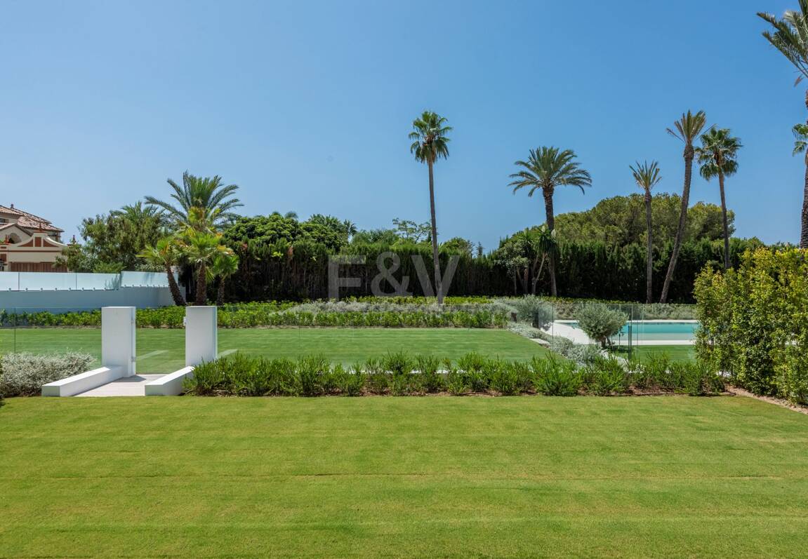 Exclusive high-end semi-detached villa in Atalaya de Río Verde - Nueva Andalucia