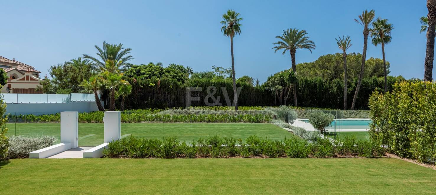 Exclusive high-end semi-detached villa in Atalaya de Río Verde - Nueva Andalucia