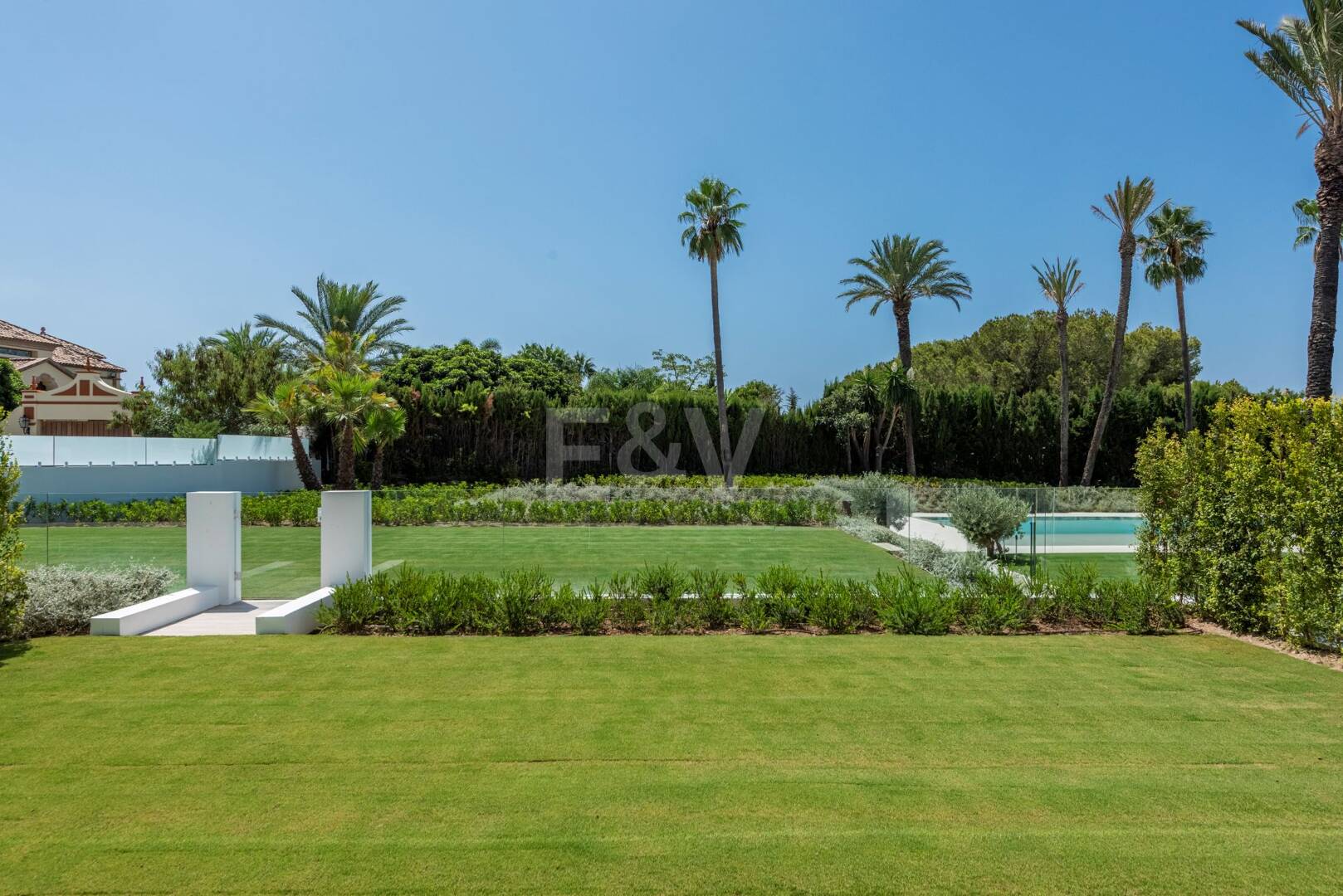 Exclusive high-end semi-detached villa in Atalaya de Río Verde - Nueva Andalucia