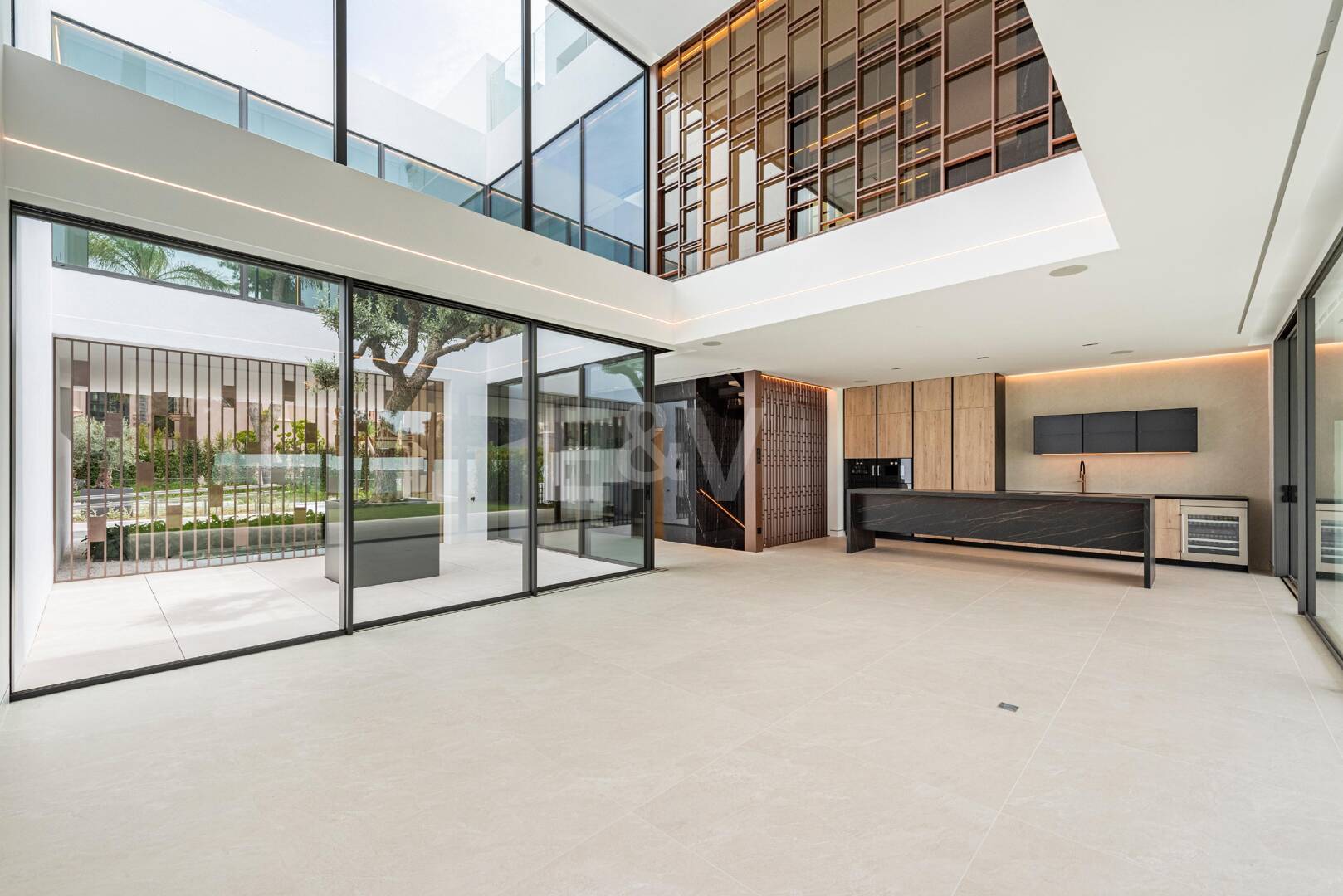 Exclusive high-end semi-detached villa in Atalaya de Río Verde - Nueva Andalucia