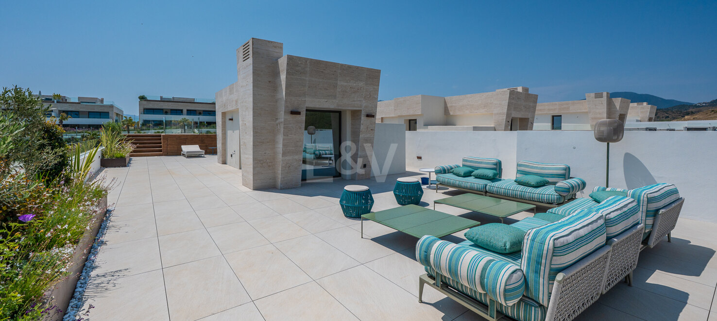 Elegant Fendi Penthouse med pool och havsutsikt på Marbellas Golden Mile