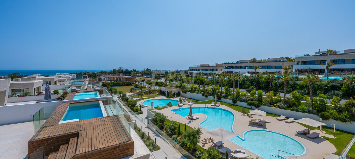 Elegant Fendi Penthouse med pool och havsutsikt på Marbellas Golden Mile