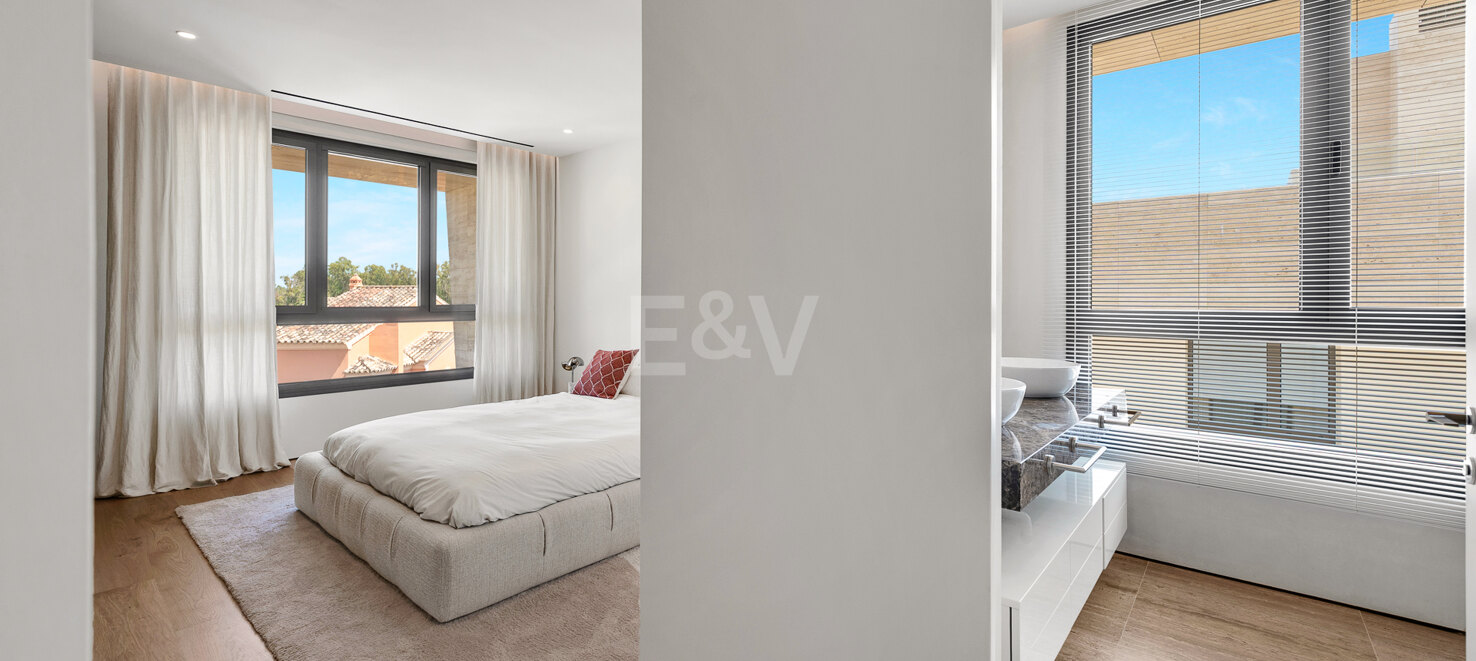 Elegant Fendi Penthouse med pool och havsutsikt på Marbellas Golden Mile
