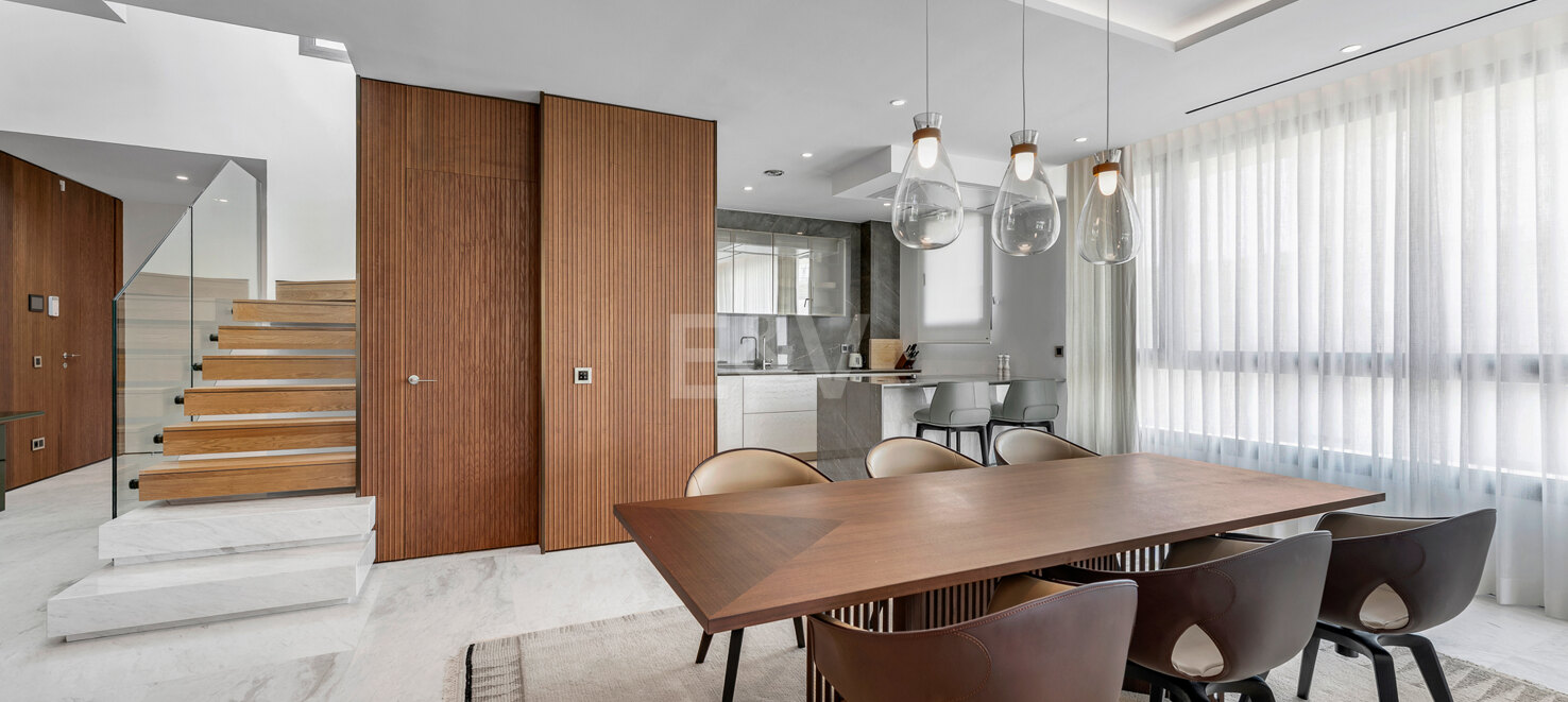 Elegant Fendi Penthouse med pool och havsutsikt på Marbellas Golden Mile