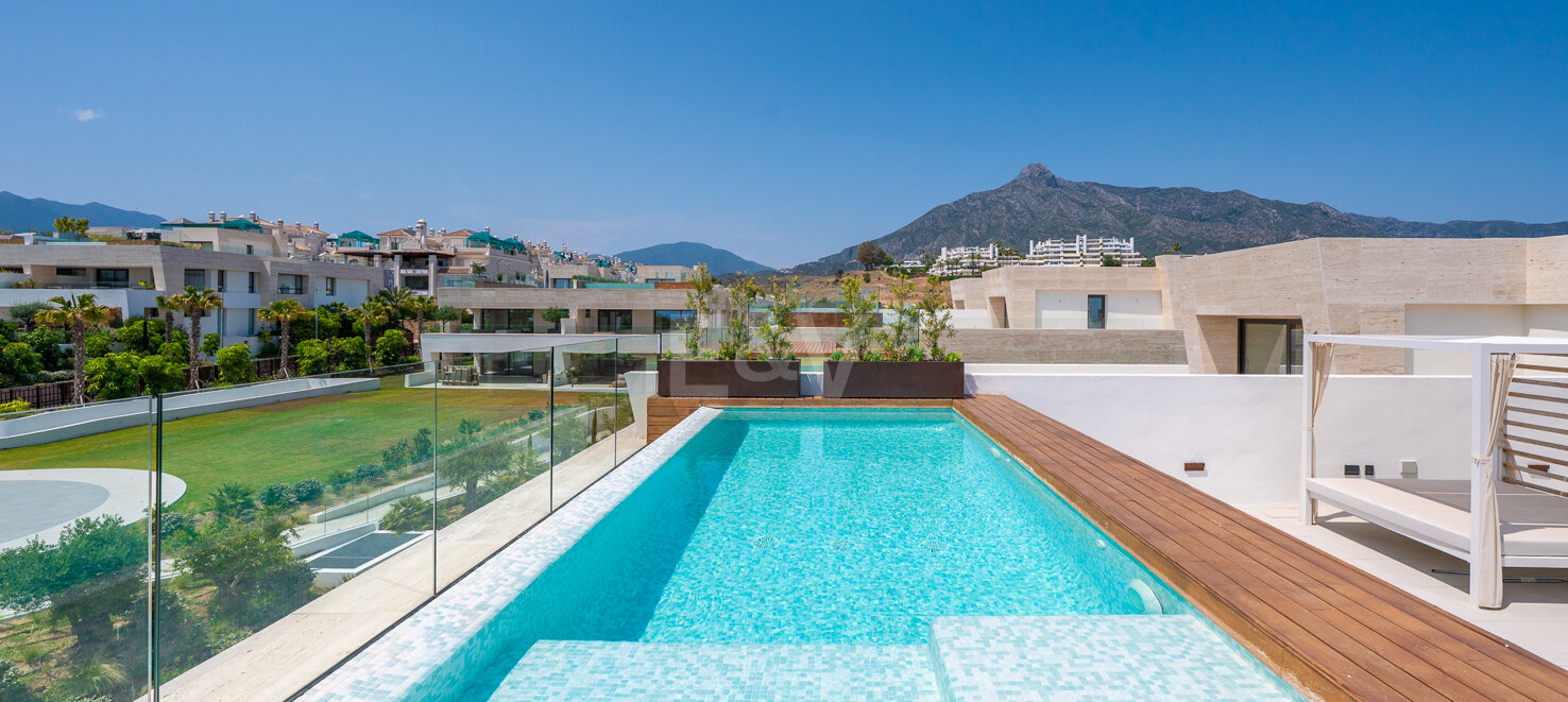 Elegant Fendi Penthouse med pool och havsutsikt på Marbellas Golden Mile