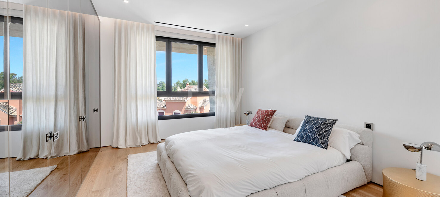 Elegant Fendi Penthouse med pool och havsutsikt på Marbellas Golden Mile