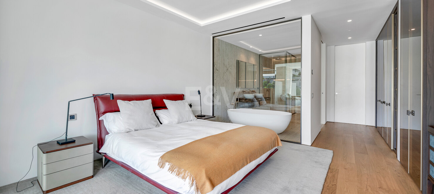 Elegant Fendi Penthouse med pool och havsutsikt på Marbellas Golden Mile