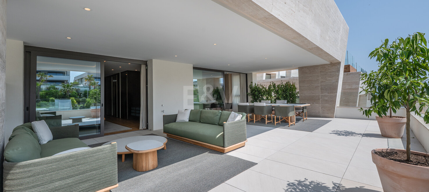 Elegant Fendi Penthouse med pool och havsutsikt på Marbellas Golden Mile