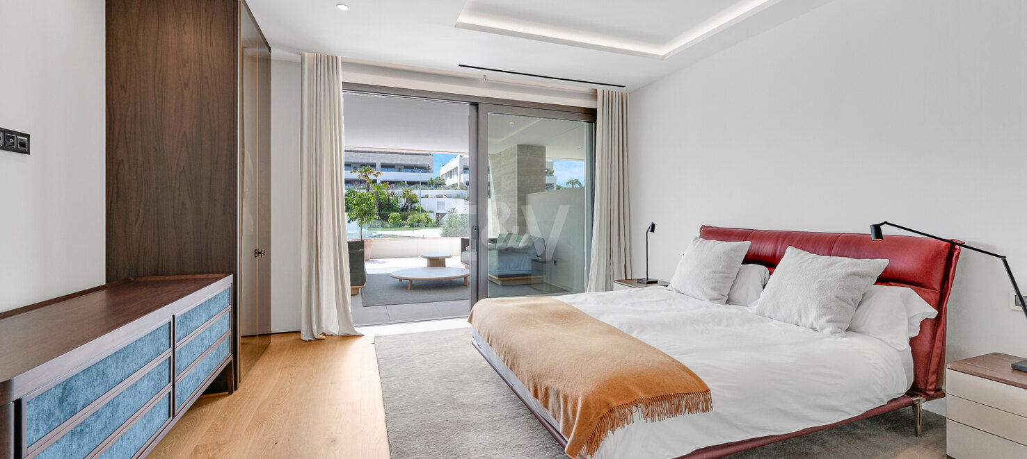 Elegant Fendi Penthouse med pool och havsutsikt på Marbellas Golden Mile