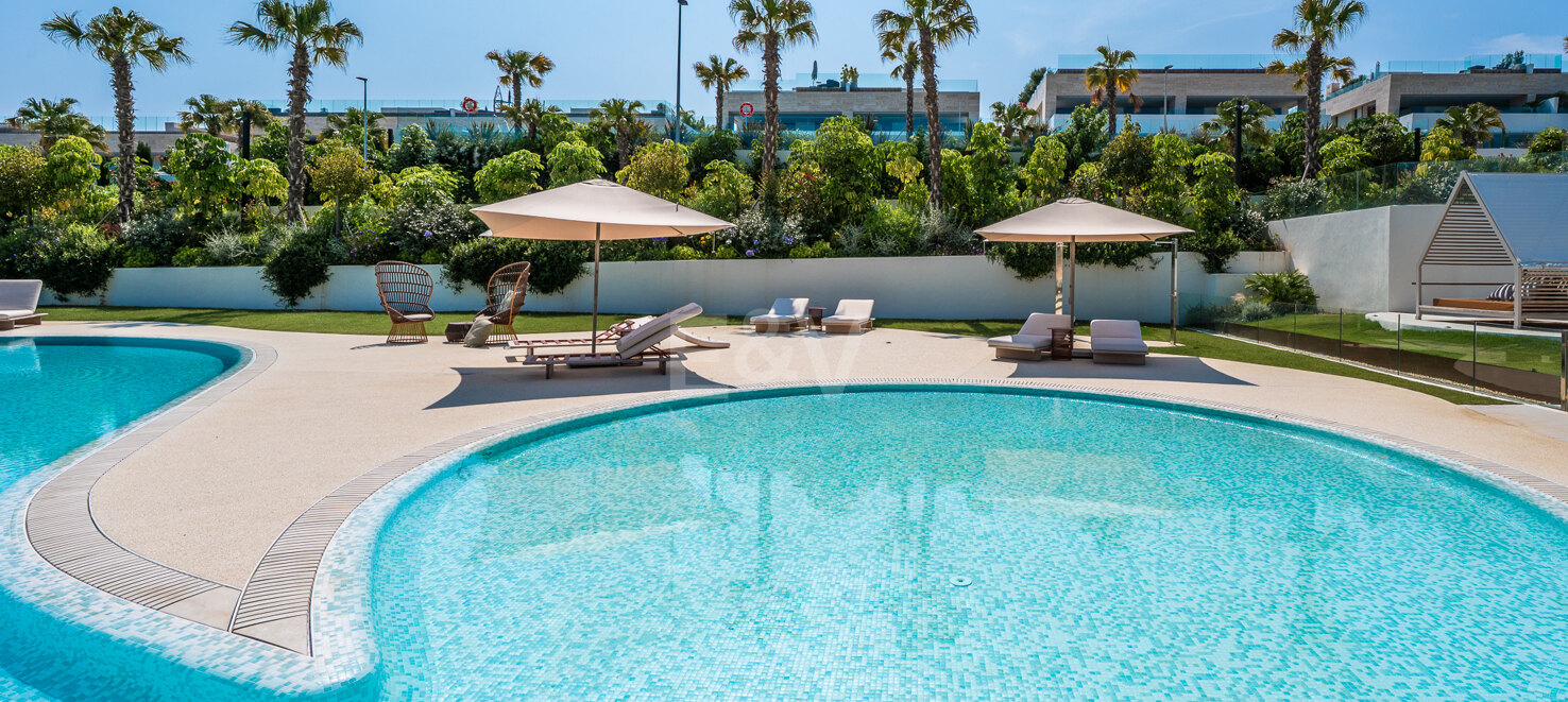 Elegant Fendi Penthouse med pool och havsutsikt på Marbellas Golden Mile