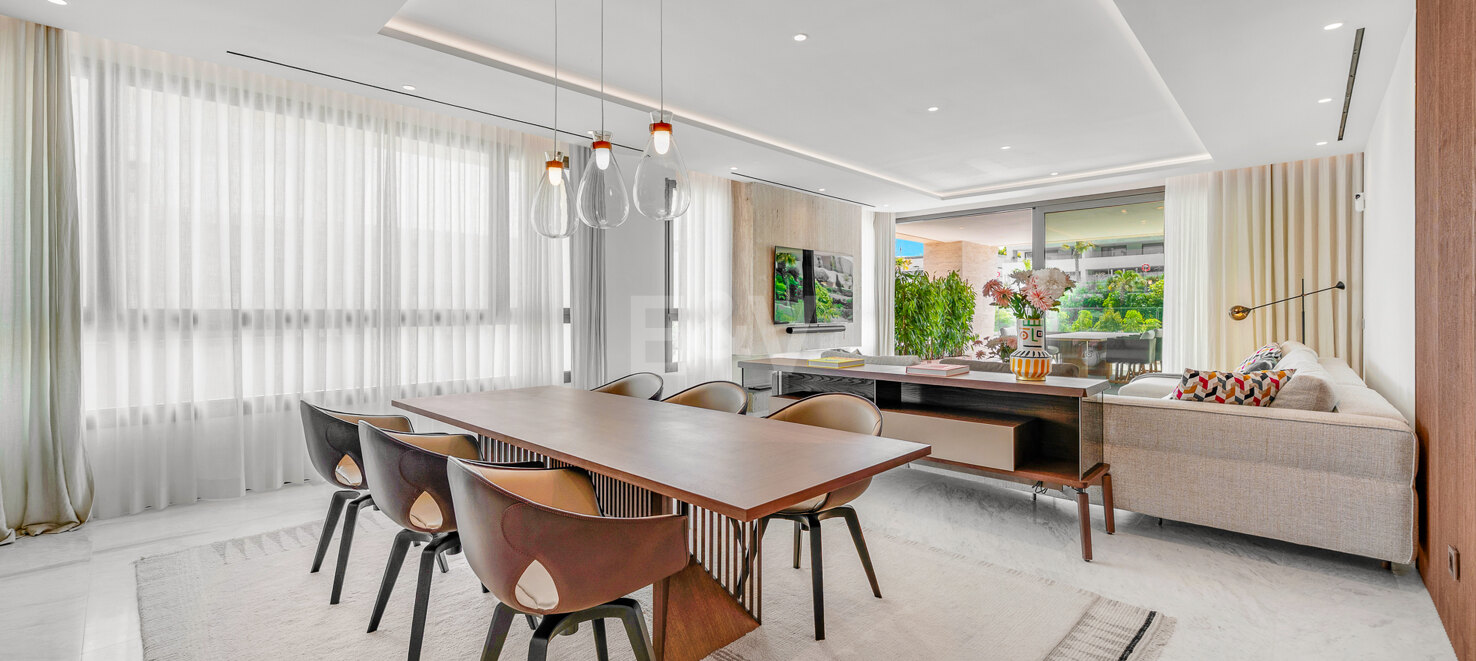 Elegant Fendi Penthouse med pool och havsutsikt på Marbellas Golden Mile