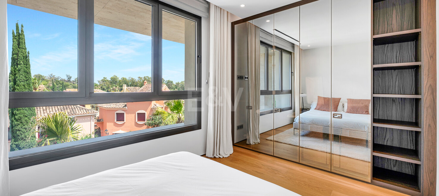 Elegant Fendi Penthouse med pool och havsutsikt på Marbellas Golden Mile