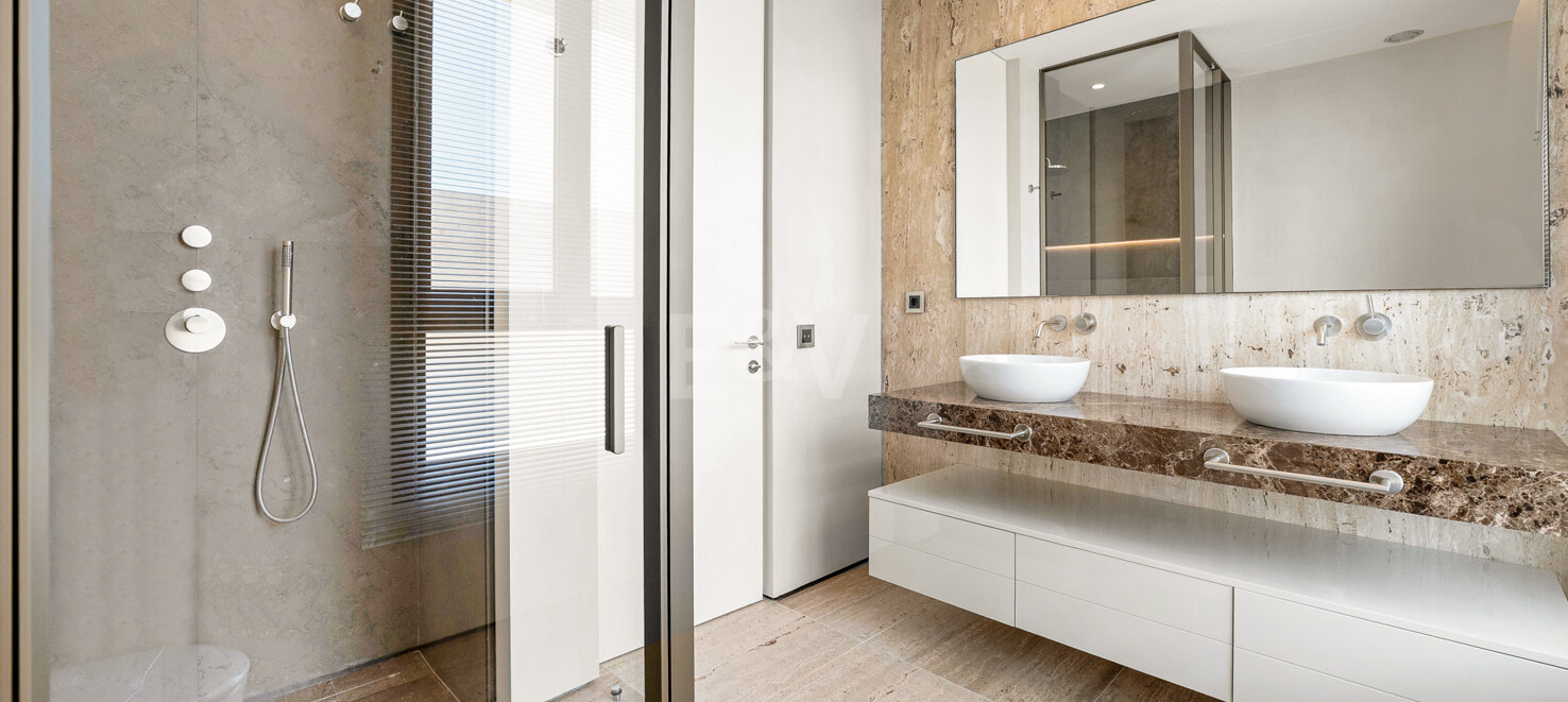 Elegant Fendi Penthouse med pool och havsutsikt på Marbellas Golden Mile
