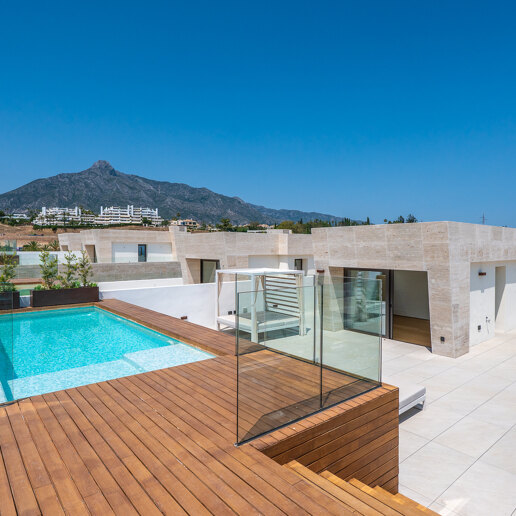 Elegant Fendi Penthouse med pool och havsutsikt på Marbellas Golden Mile