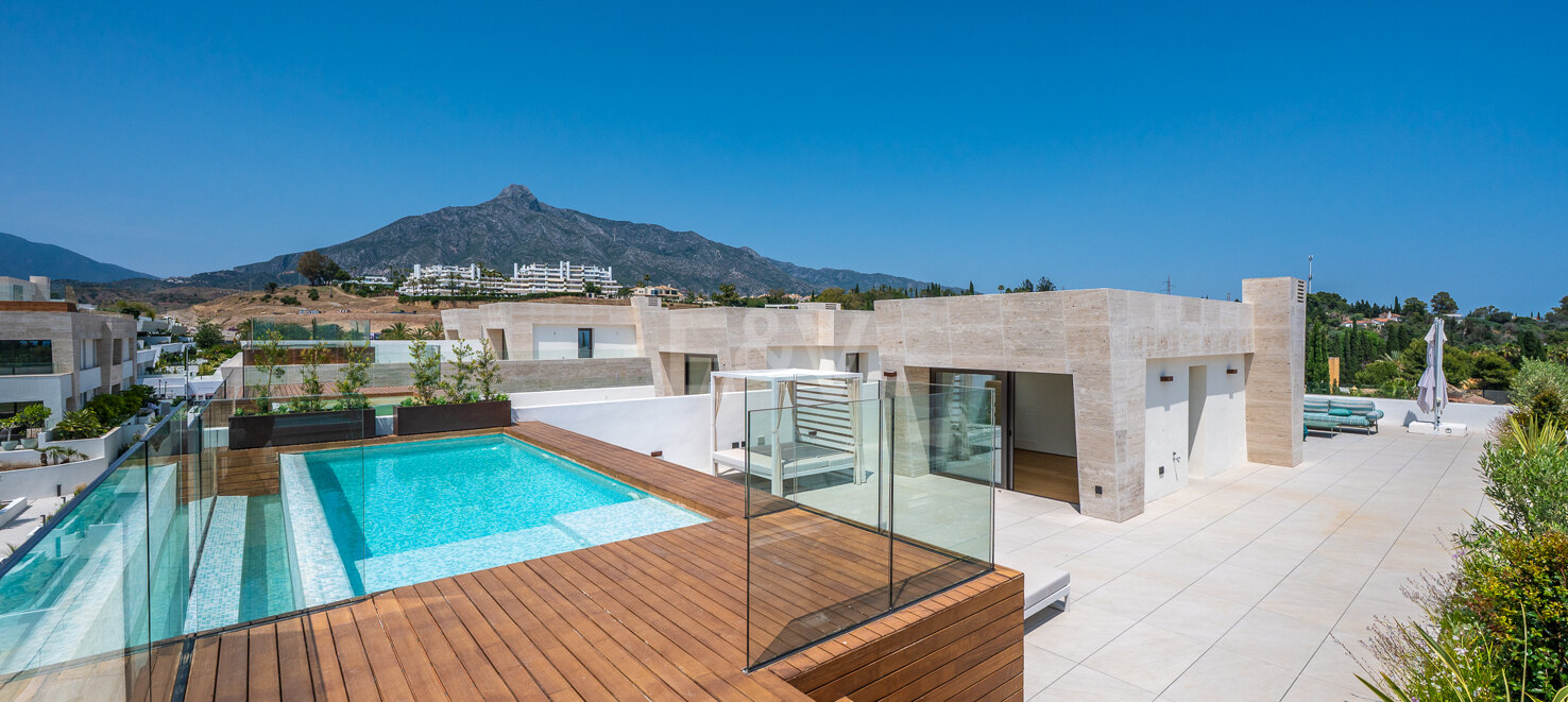 Elegant Fendi Penthouse med pool och havsutsikt på Marbellas Golden Mile