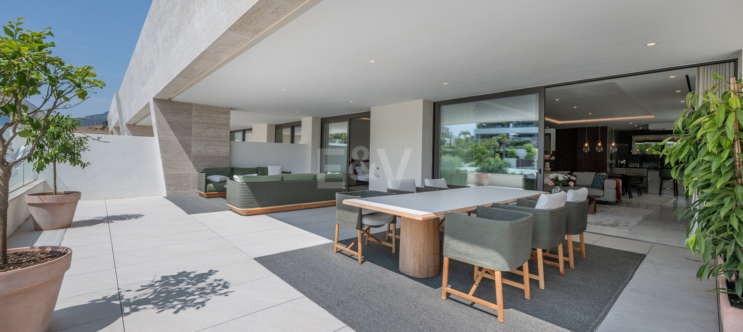 Elegant Fendi Penthouse med pool och havsutsikt på Marbellas Golden Mile