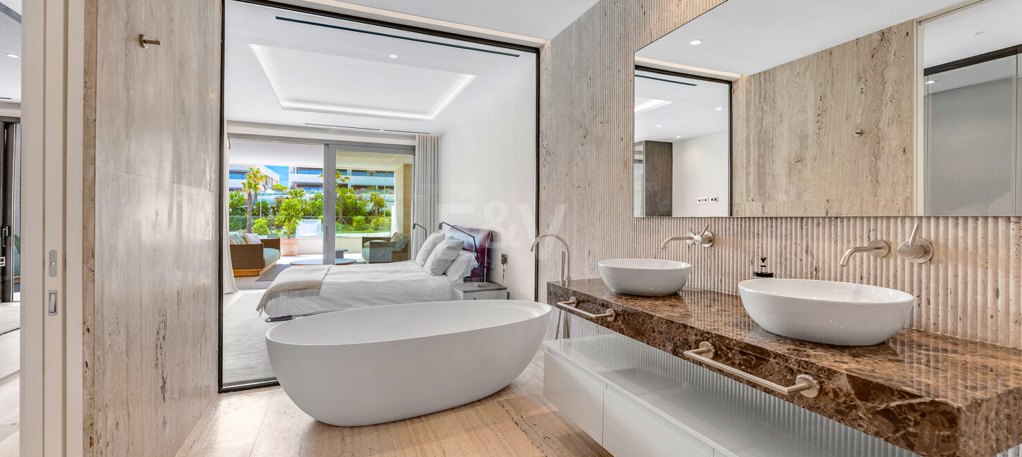 Elegant Fendi Penthouse med pool och havsutsikt på Marbellas Golden Mile