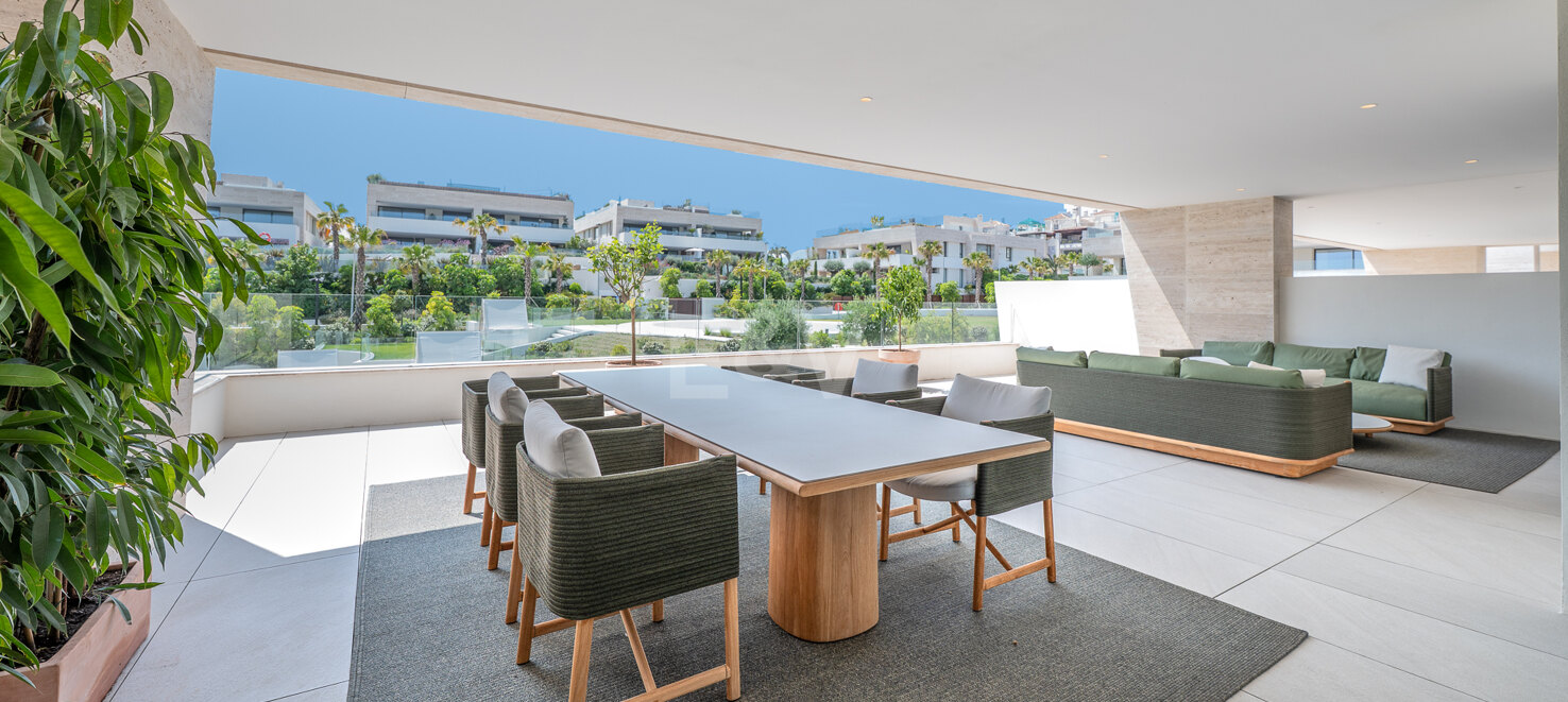 Elegant Fendi Penthouse med pool och havsutsikt på Marbellas Golden Mile