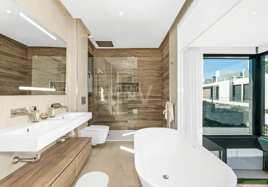 Exklusive Villa mit Premium-Ausstattung und privatem Pool auf dem Dach in Rio Real