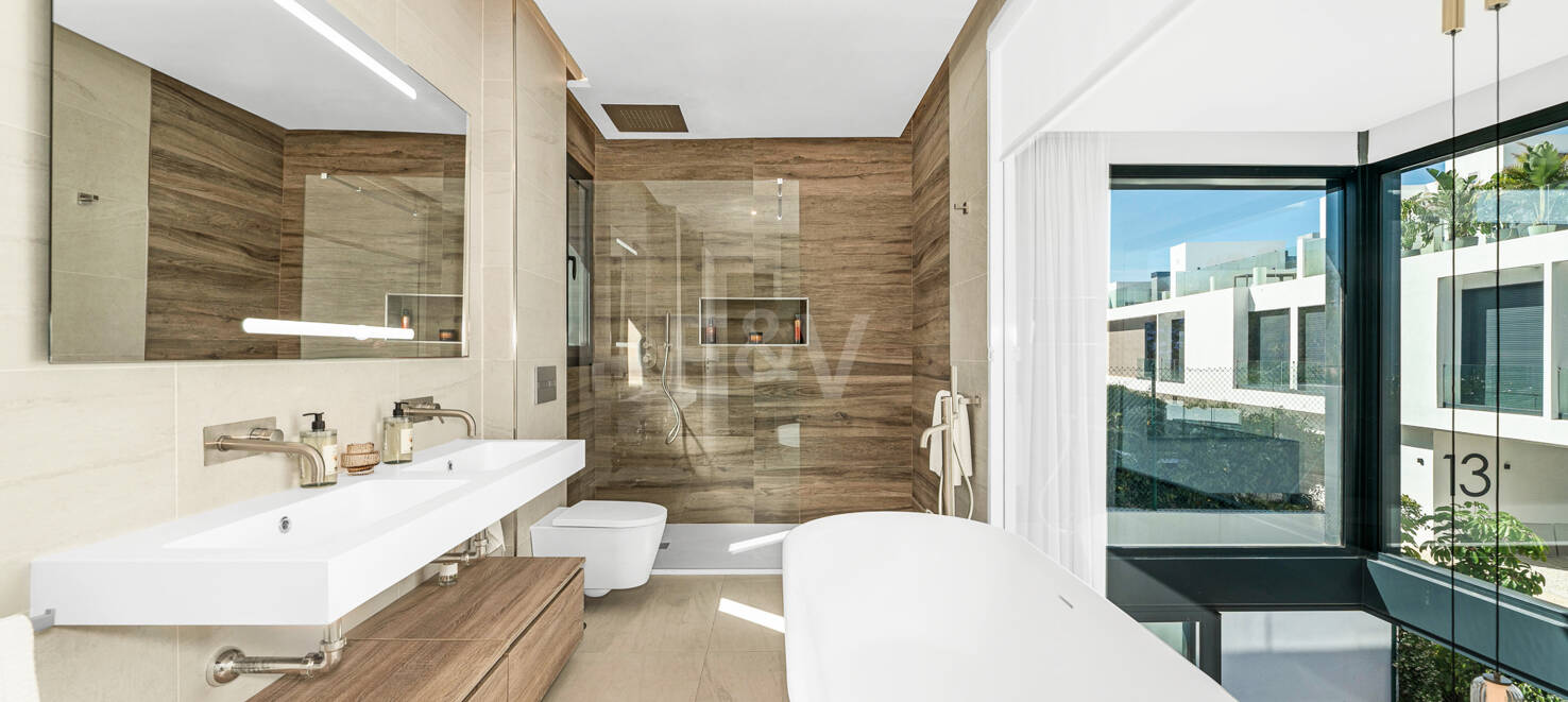 Exclusive Villa with Premium Features and Private Rooftop Pool in Rio Real