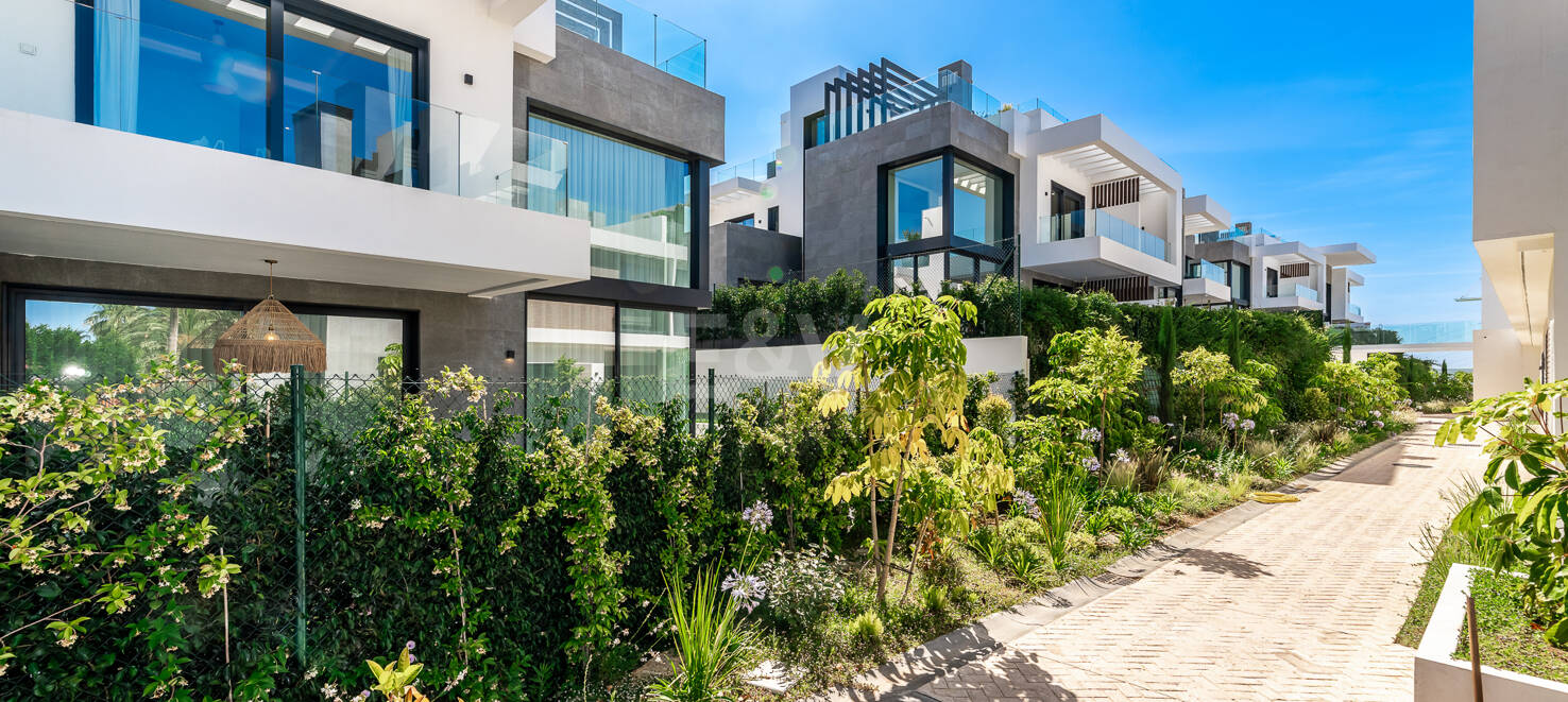 Exclusive Villa with Premium Features and Private Rooftop Pool in Rio Real