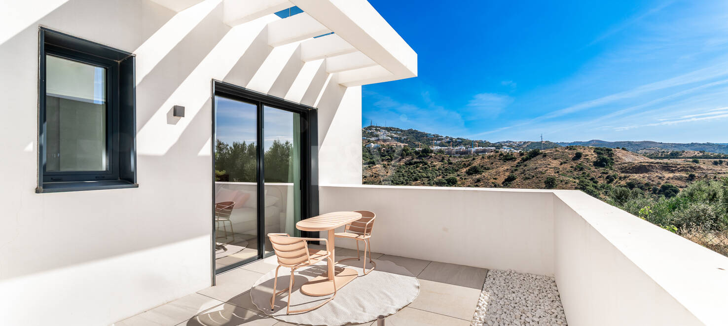 Exclusive Villa with Premium Features and Private Rooftop Pool in Rio Real