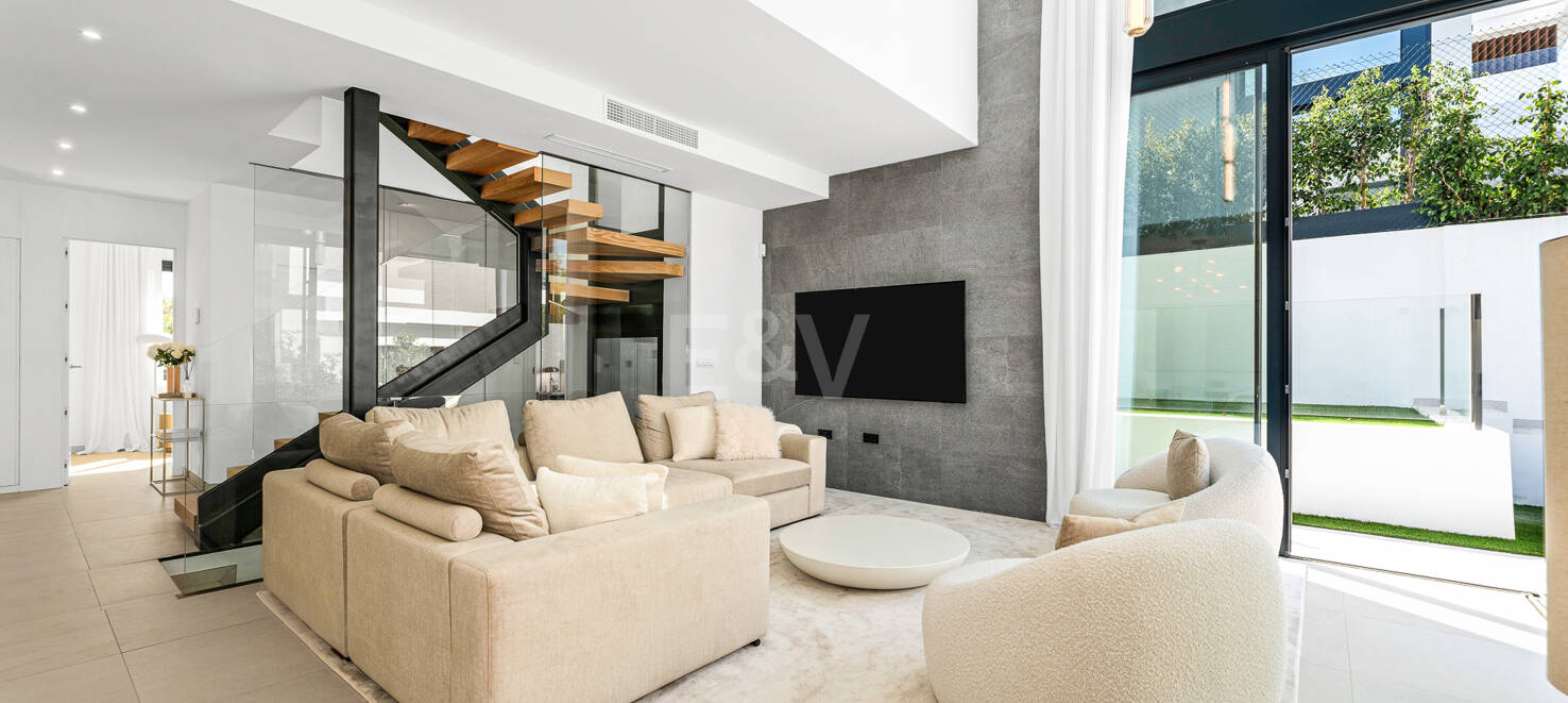 Exclusive Villa with Premium Features and Private Rooftop Pool in Rio Real