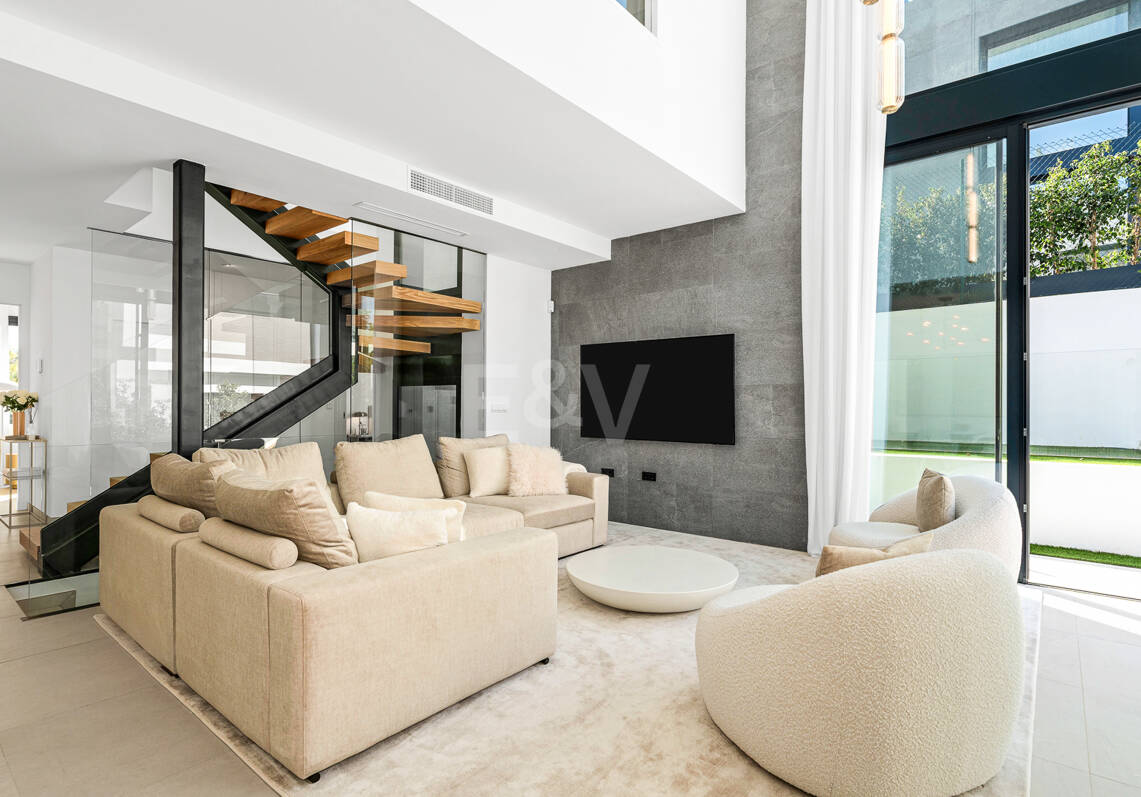 Exklusive Villa mit Premium-Ausstattung und privatem Pool auf dem Dach in Rio Real