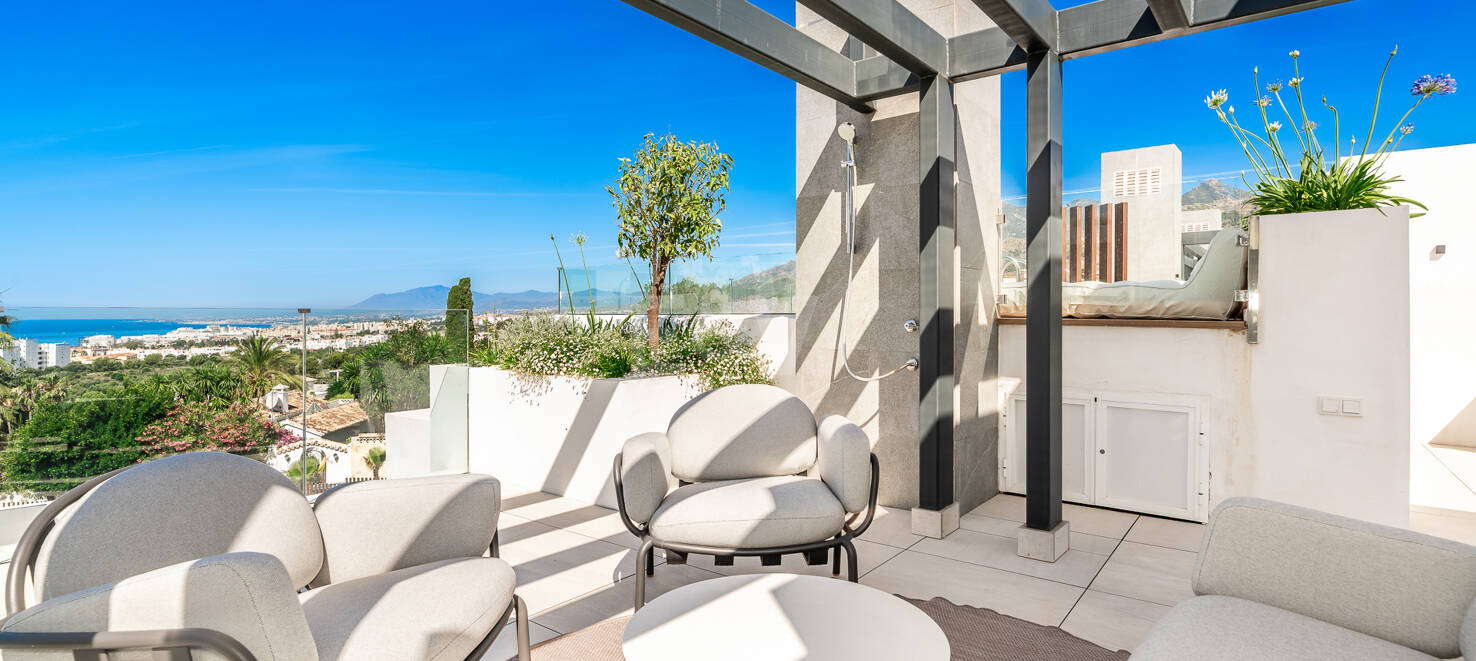 Exclusive Villa with Premium Features and Private Rooftop Pool in Rio Real