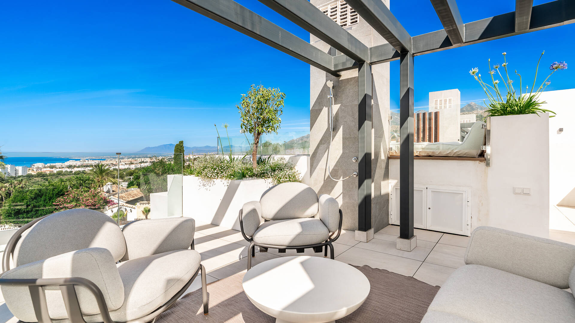 Exklusive Villa mit Premium-Ausstattung und privatem Pool auf dem Dach in Rio Real