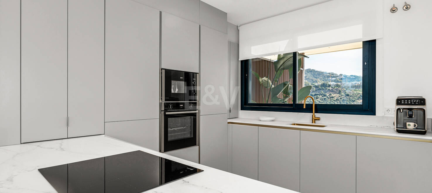 Exclusive Villa with Premium Features and Private Rooftop Pool in Rio Real