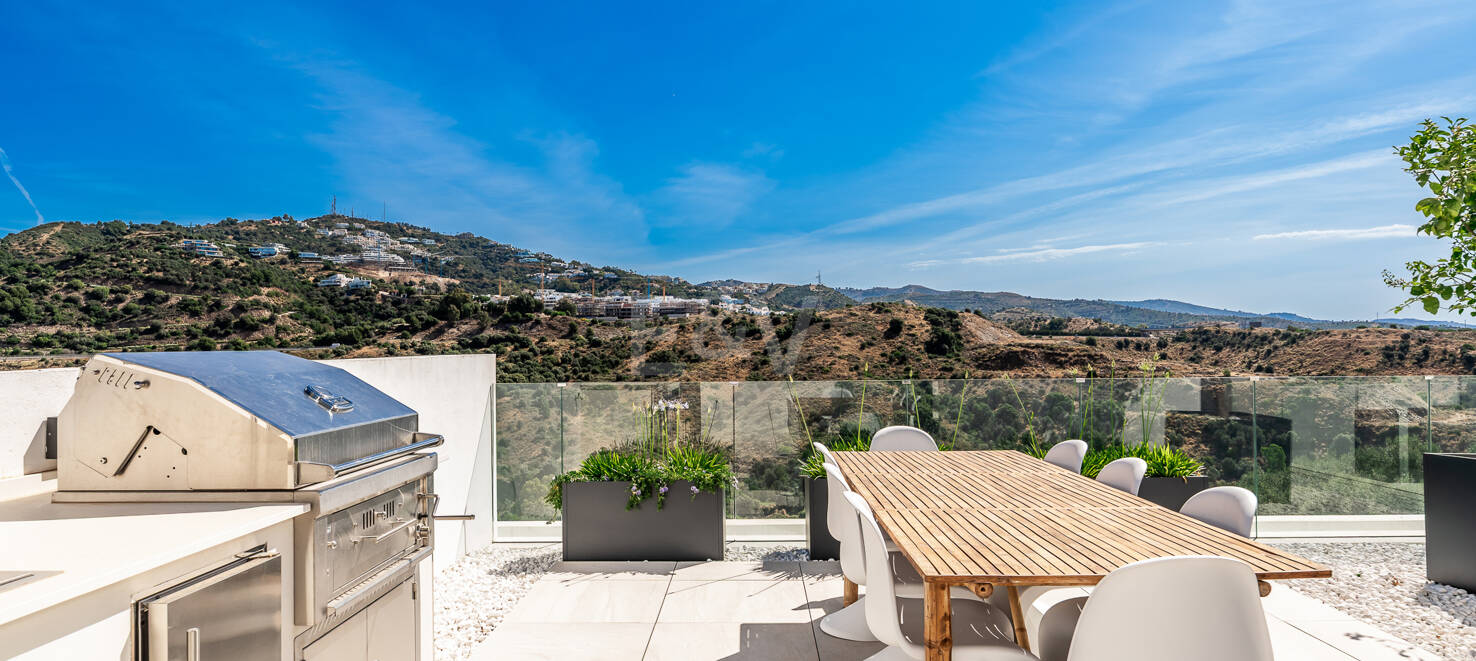 Exclusive Villa with Premium Features and Private Rooftop Pool in Rio Real