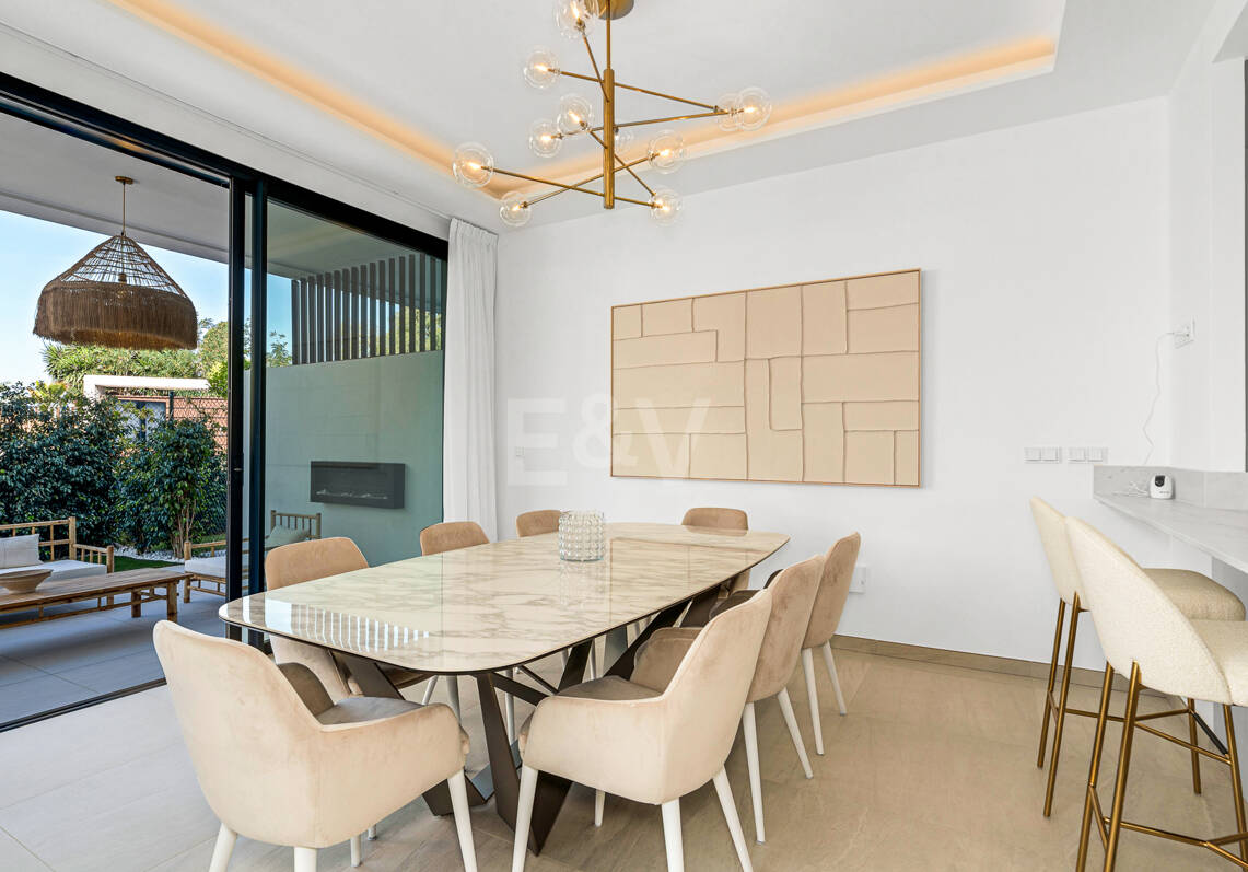 Exklusive Villa mit Premium-Ausstattung und privatem Pool auf dem Dach in Rio Real
