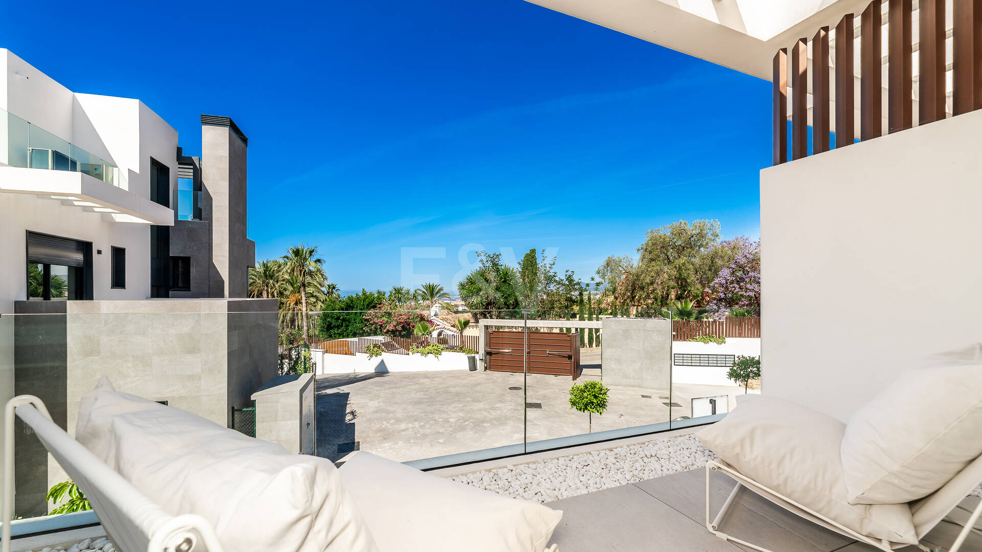 Exklusive Villa mit Premium-Ausstattung und privatem Pool auf dem Dach in Rio Real