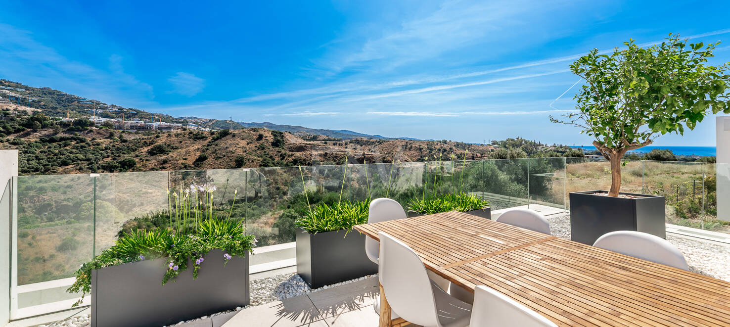 Exclusive Villa with Premium Features and Private Rooftop Pool in Rio Real