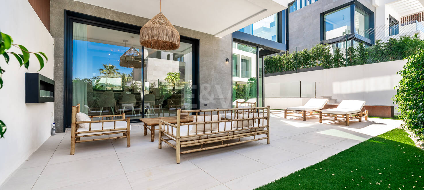 Exclusive Villa with Premium Features and Private Rooftop Pool in Rio Real