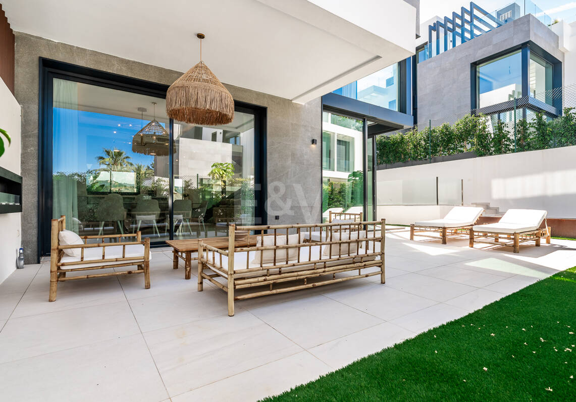Exklusive Villa mit Premium-Ausstattung und privatem Pool auf dem Dach in Rio Real