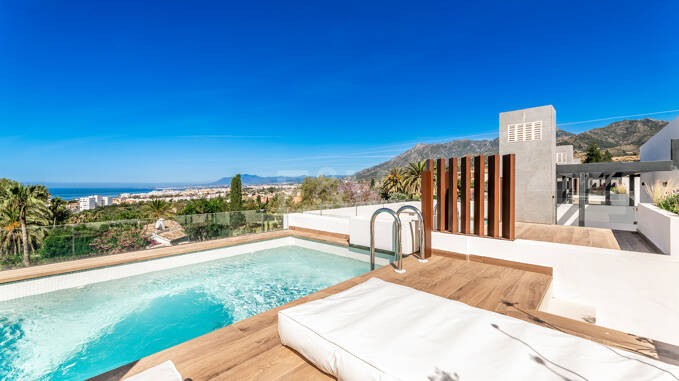 Villa exclusive avec caractéristiques premium et piscine privée de toit à Rio Real