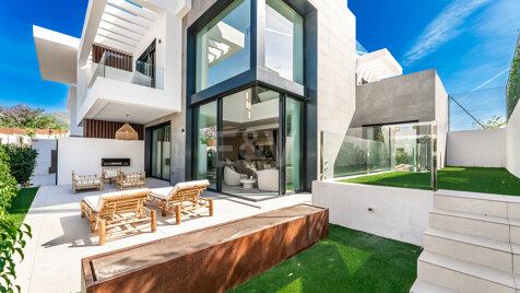 Exclusiva villa con características de alta gama y piscina privada en la azotea en Río Real