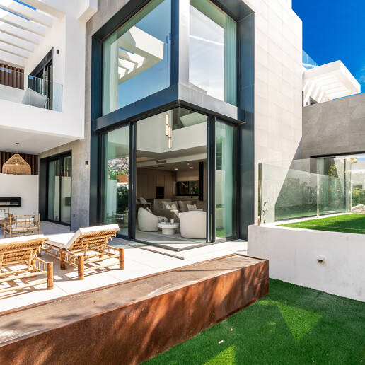 Exclusive Villa with Premium Features and Private Rooftop Pool in Rio Real