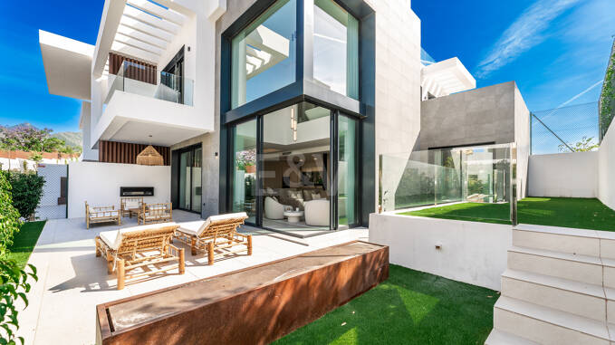 Villa exclusive avec caractéristiques premium et piscine privée de toit à Rio Real