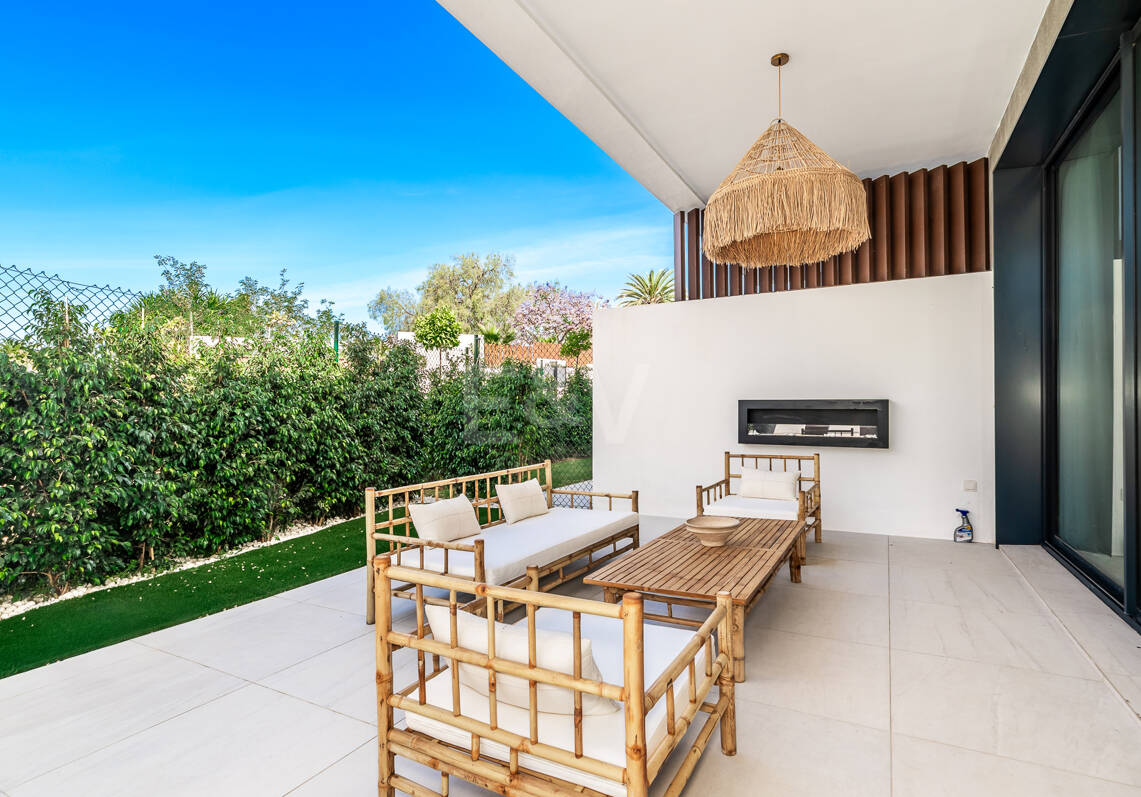 Exklusive Villa mit Premium-Ausstattung und privatem Pool auf dem Dach in Rio Real