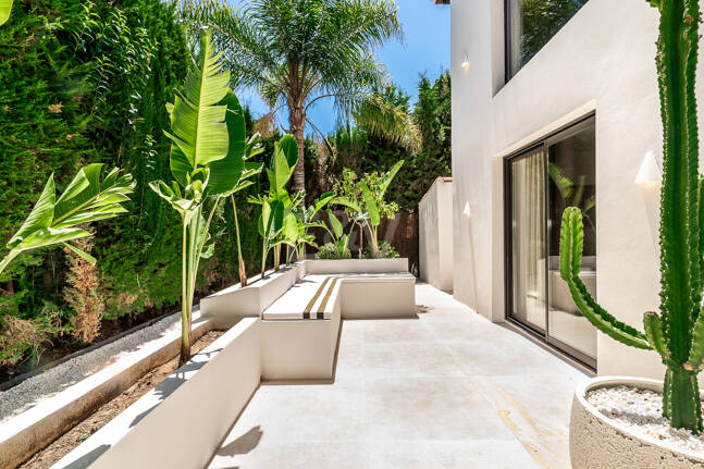 Fin lyx Villa med integritet, pool och smarta hemfunktioner