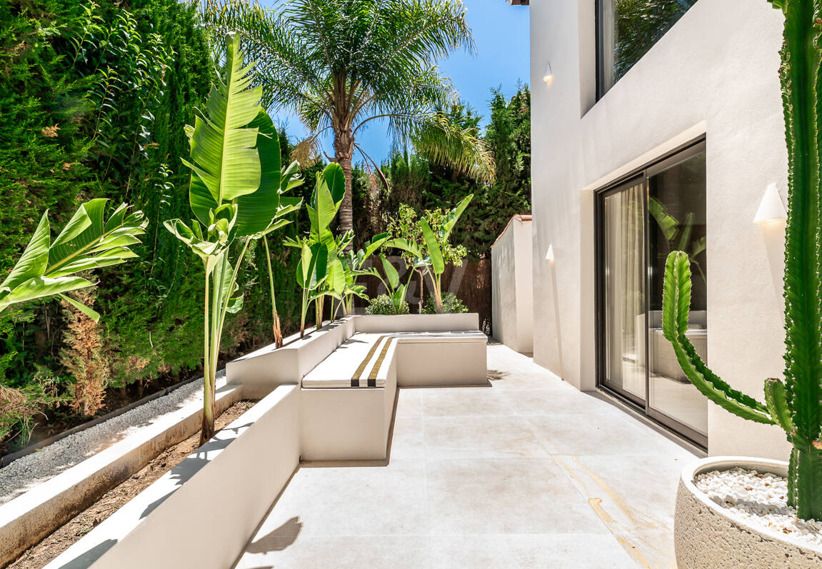 Fin lyx Villa med integritet, pool och smarta hemfunktioner