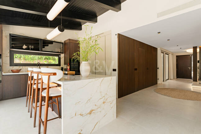 Fin lyx Villa med integritet, pool och smarta hemfunktioner