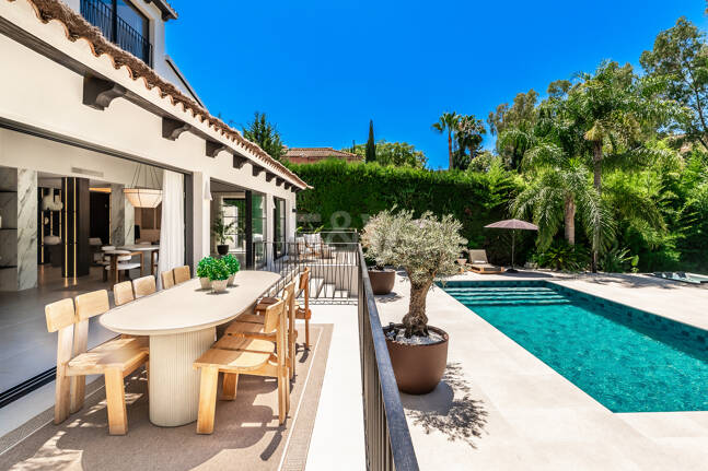 Fin lyx Villa med integritet, pool och smarta hemfunktioner