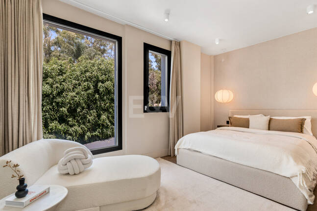 Fin lyx Villa med integritet, pool och smarta hemfunktioner