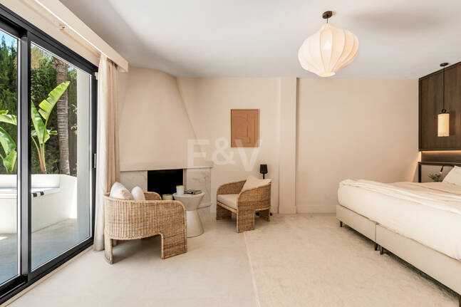 Fin lyx Villa med integritet, pool och smarta hemfunktioner